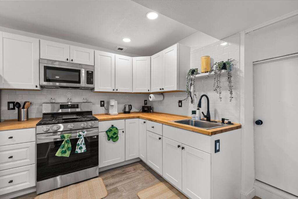 Pacific Nw Gem W/Hot-Tub 15 Minutes Airport. Apartamento Auburn Exterior foto